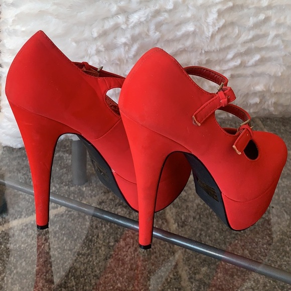 Red Pumps - Picture 4 of 4